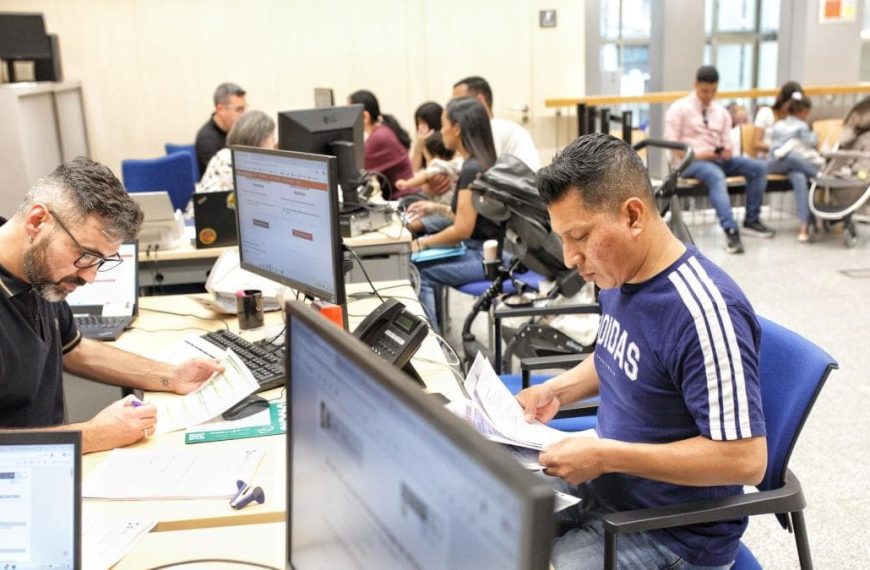 España acelera la regularización de inmigrantes mientras aumenta la demanda de trabajadores extranjeros