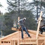 El temor al ICE frena la reconstrucción de Altadena y golpea a trabajadores latinos