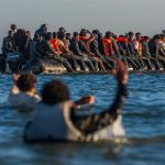Reino Unido y Francia endurecen su postura frente a los cruces de migrantes por el Canal de la Mancha