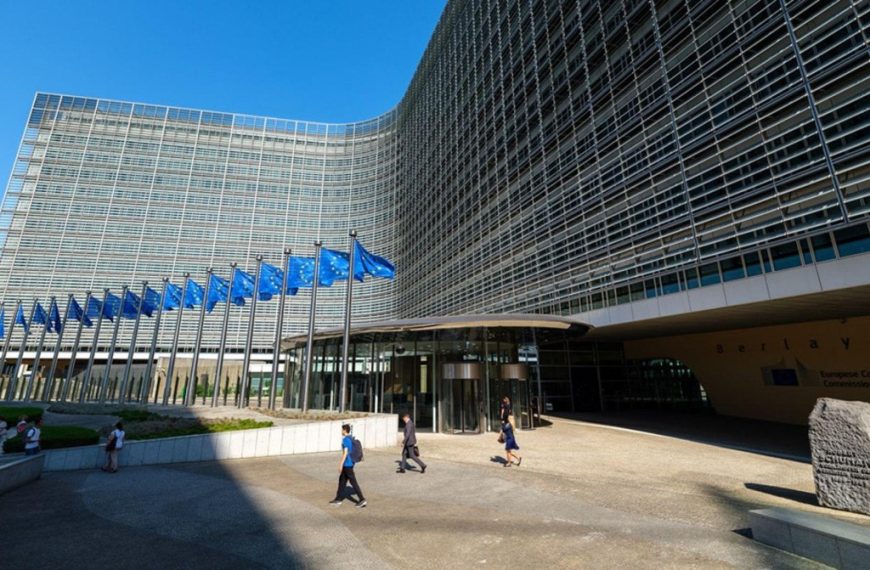 Bruselas aclara el alcance de la regularización en España: los permisos no permiten residir libremente en toda la Unión Europea