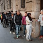 España supera 1,17 millones de solicitudes de regularización de inmigrantes, la mayoría latinoamericanos
