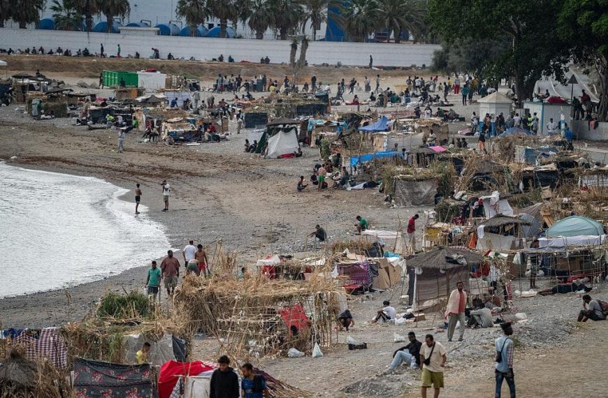 CEUTA: España comienza a desalojar el campamento de migrantes