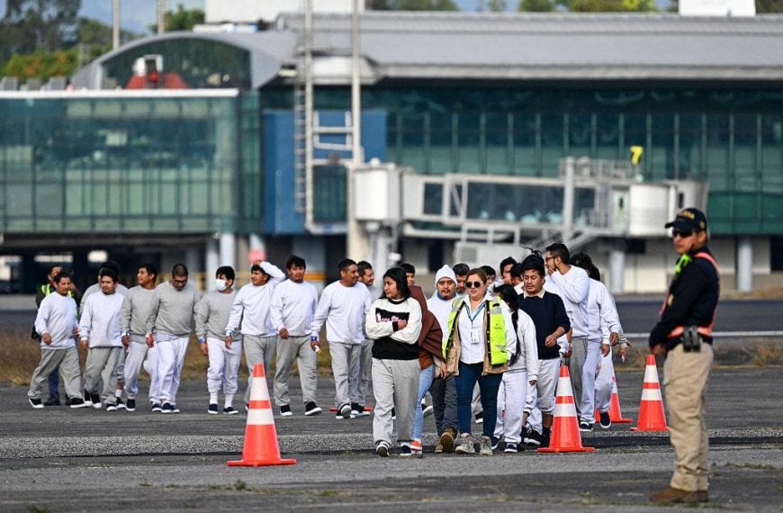Estados Unidos cambia la ruta de deportación: más de 2.300 mexicanos fueron enviados primero a Guatemala
