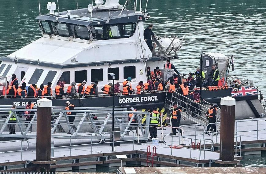 Reino Unido sigue de cerca la crisis migratoria en España mientras refuerza su estrategia contra la inmigración irregular