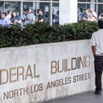 Juez federal de Los Ángeles busca limitar los arrestos migratorios sin orden judicial