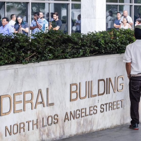 Juez federal de Los Ángeles busca limitar los&hellip;