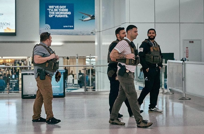 ICE convierte los aeropuertos en un nuevo frente para detener a migrantes indocumentados en Estados Unidos