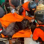 Terremoto en Indonesia deja al menos 68 muertos mientras equipos de rescate buscan sobrevivientes