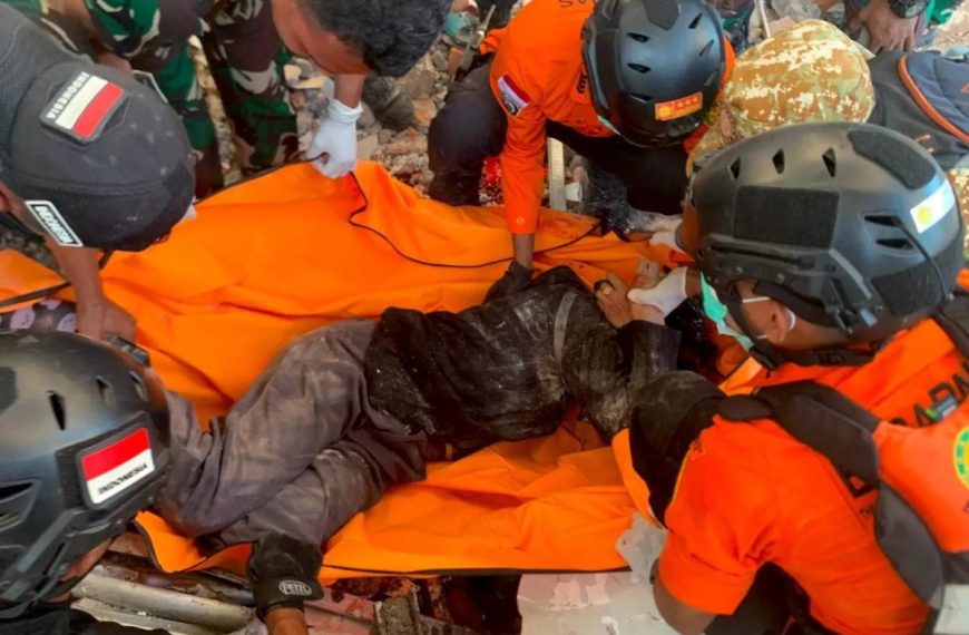 Terremoto en Indonesia deja al menos 68 muertos mientras equipos de rescate buscan sobrevivientes