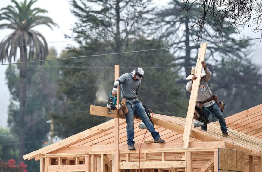 El temor al ICE frena la reconstrucción de Altadena y golpea a trabajadores latinos