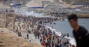 Ceuta enfrenta su mayor crisis migratoria en cinco&hellip;