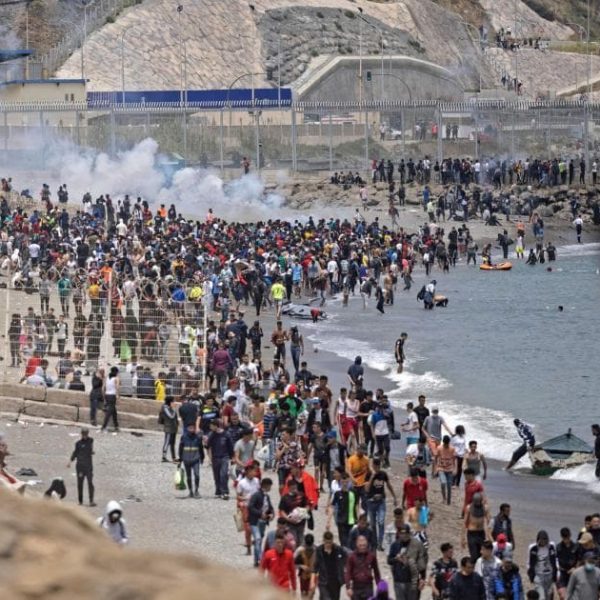 Ceuta enfrenta su mayor crisis migratoria en cinco&hellip;