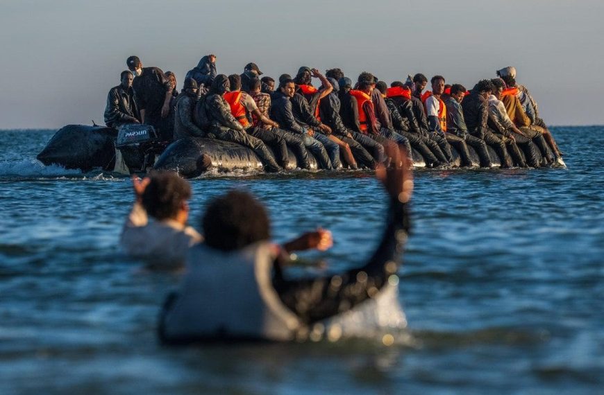 Reino Unido y Francia endurecen su postura frente a los cruces de migrantes por el Canal de la Mancha