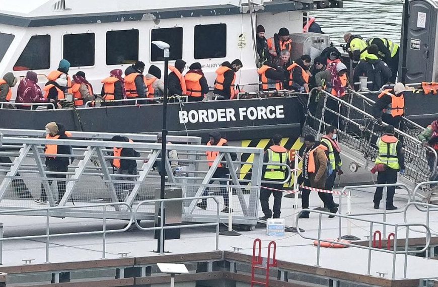Reino Unido: bajan los cruces en el Canal, pero el Gobierno endurece la lucha contra las redes de tráfico