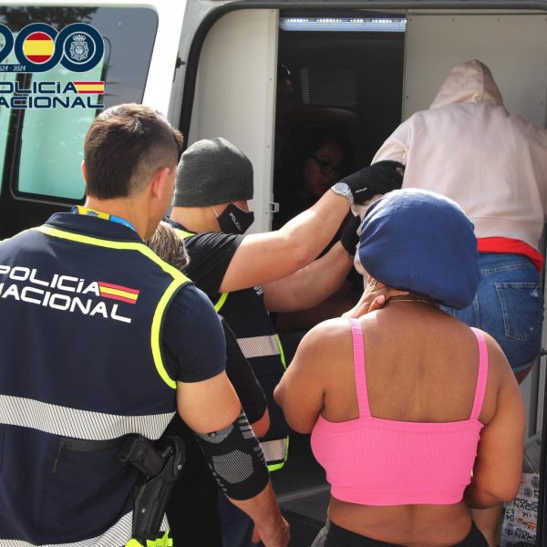Investigan una red que captaba colombianos con falsas&hellip;