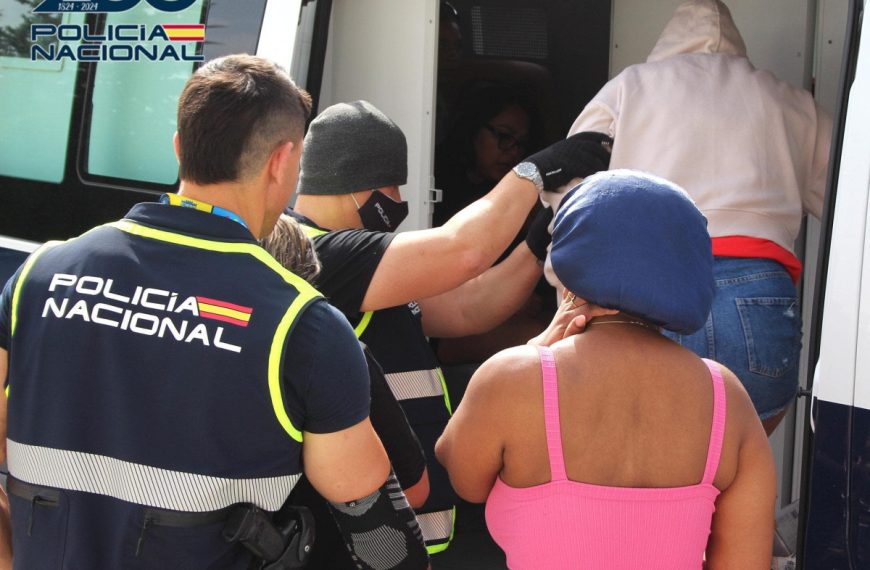 Investigan una red que captaba colombianos con falsas ofertas de empleo para explotarlos en España