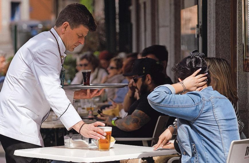 España supera los 3,5 millones de trabajadores extranjeros y los latinos ganan peso