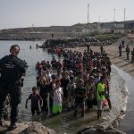 España moviliza a cientos de agentes para trasladar a miles de migrantes de las playas de Ceuta