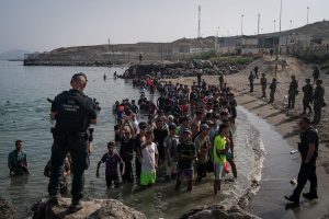 España moviliza a cientos de agentes para trasladar&hellip;