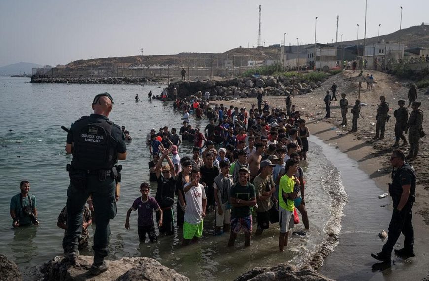 España moviliza a cientos de agentes para trasladar a miles de migrantes de las playas de Ceuta