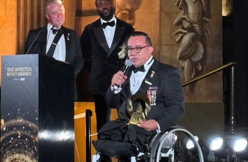 Colombiano recibe en Londres reconocimiento por su labor de acompañamiento a veteranos