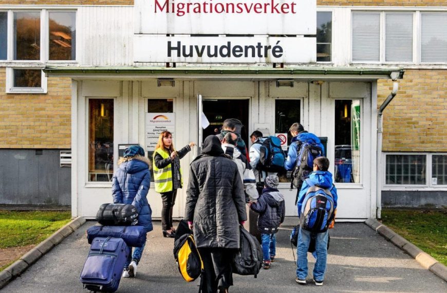Suecia endurece su política migratoria y ofrece hasta 350.000 coronas a algunos inmigrantes que regresen a su país
