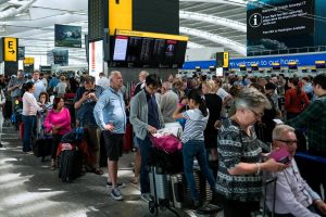 Caos aéreo en Reino Unido deja miles de&hellip;