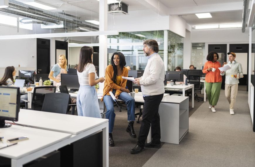 España supera los 3,5 millones de trabajadores extranjeros y Colombia se mantiene entre las principales nacionalidades