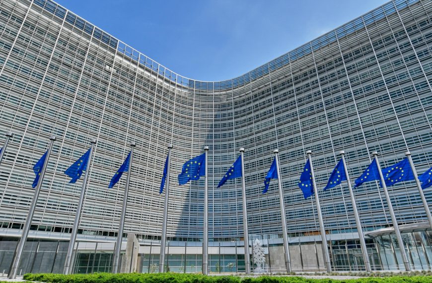 La Unión Europea endurece las reglas para el retorno de migrantes sin autorización de residencia: qué cambia y a quiénes afecta