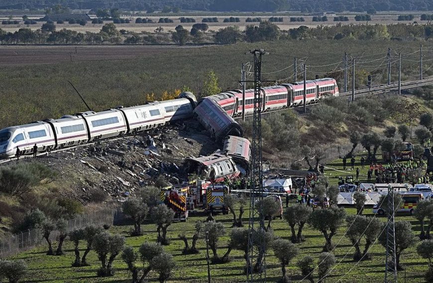 México busca a un ciudadano desaparecido tras el accidente ferroviario en España