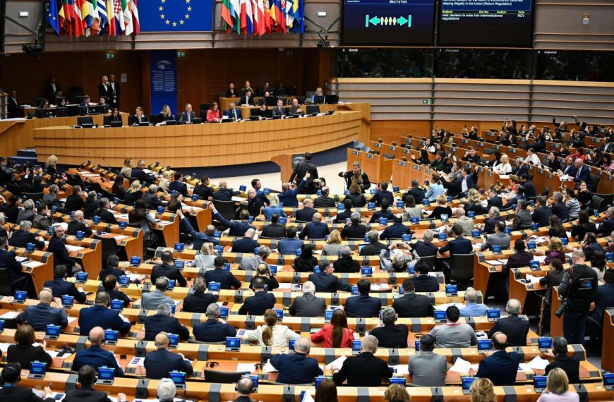 EUROPA ENDURECE LAS DEVOLUCIONES: NUEVAS REGLAS PODRÍAN AFECTAR A MIGRANTES LATINOS SIN PERMISO DE RESIDENCIA