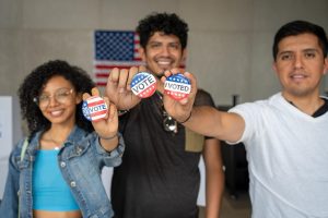 Los votantes latinos se alejan de Trump y&hellip;