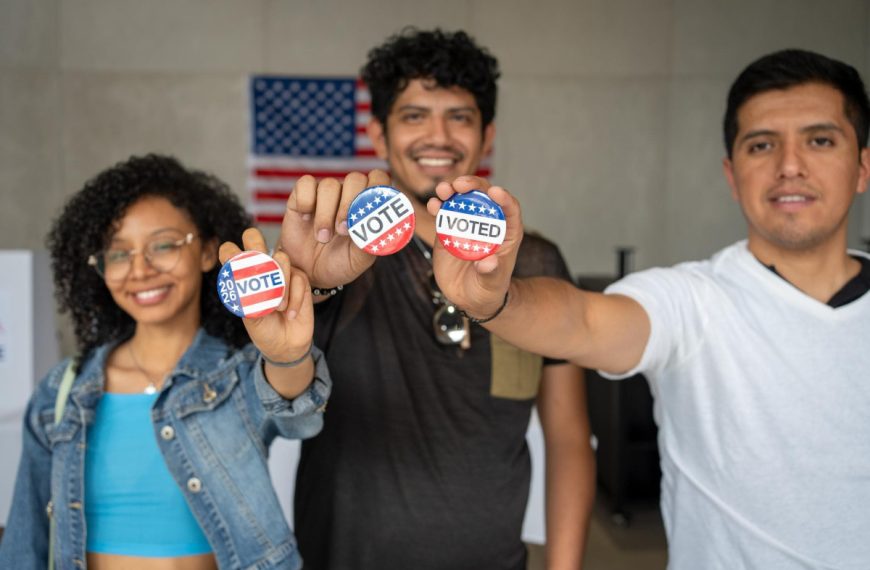 Los votantes latinos se alejan de Trump y favorecen a los demócratas para el Congreso